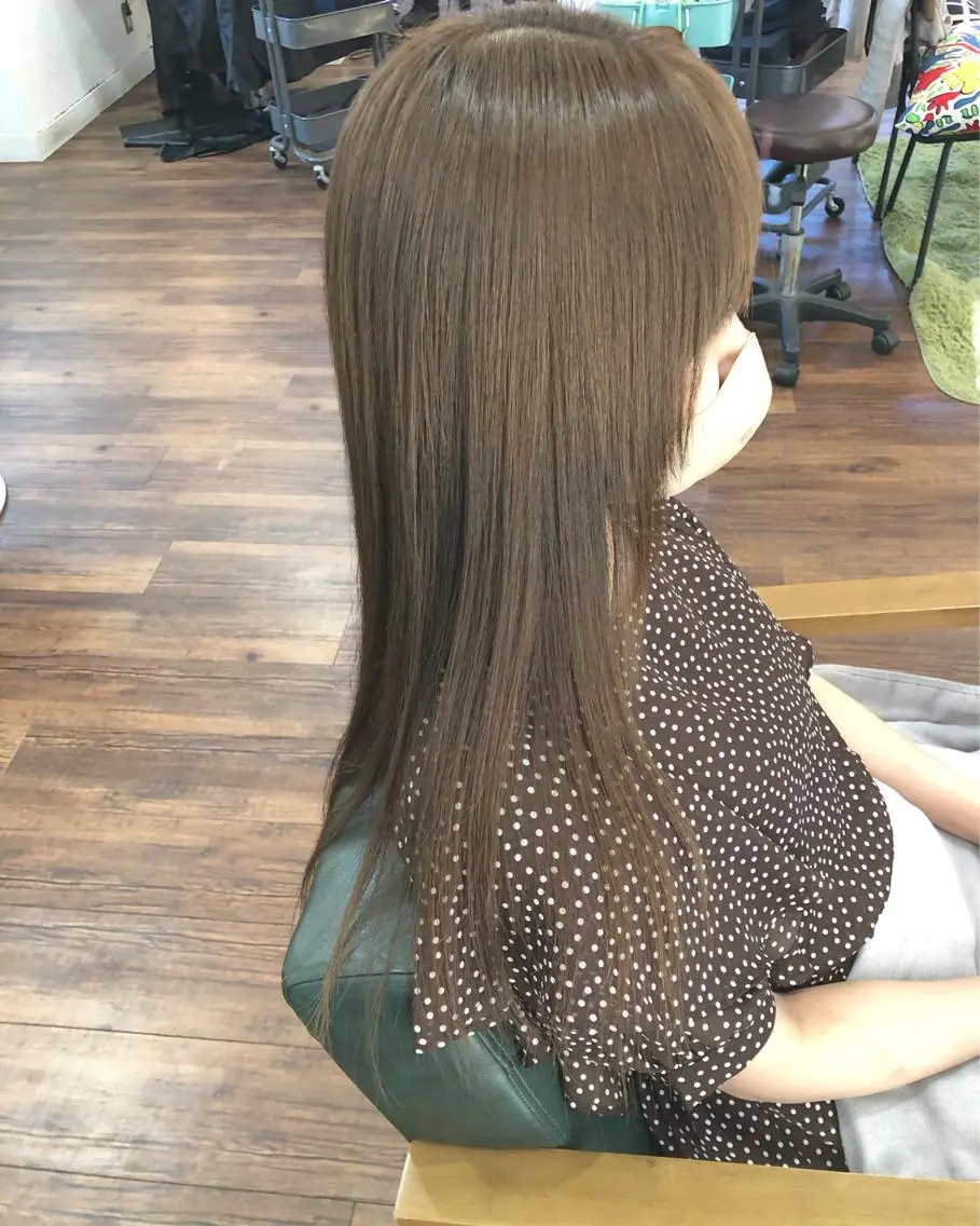 ロング カラー グレージュ ミルクティーグレージュ 髪質改善 トリートメント 縮毛矯正 江原 彩華のヘアスタイル
