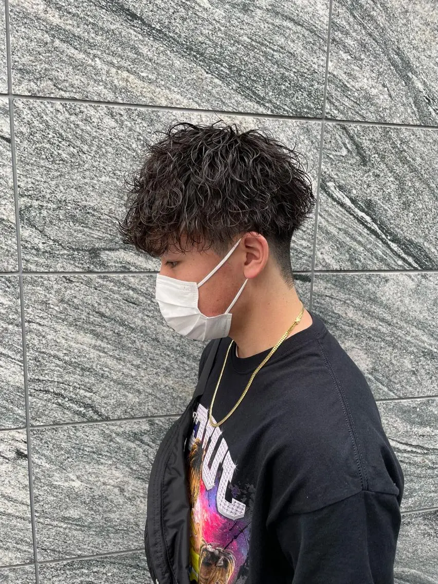 ショート カラー パーマ ヘアアレンジ メンズ マツエク・マツパ アイブロウ センターパート メンズハイトーン マッシュウルフ マッシュ メンズパーマ カット パーマ トリートメント ヘッドスパ ヘアセット スパイキー/フェザー /波巻き/かいとのヘアスタイル