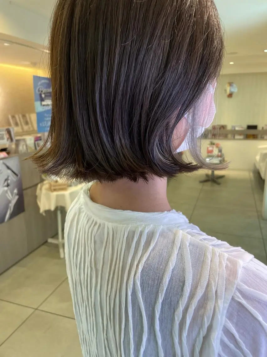 ミディアム カラー アッシュ シルバー シルバーアッシュ カット ヘアカラー 松佐 ゆかりのヘアスタイル