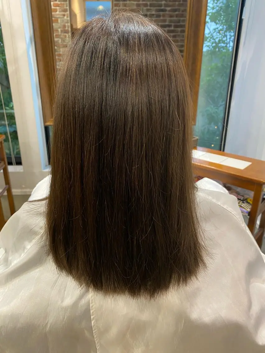 ミディアム カラー グレージュ 沖田 舞衣のヘアスタイル