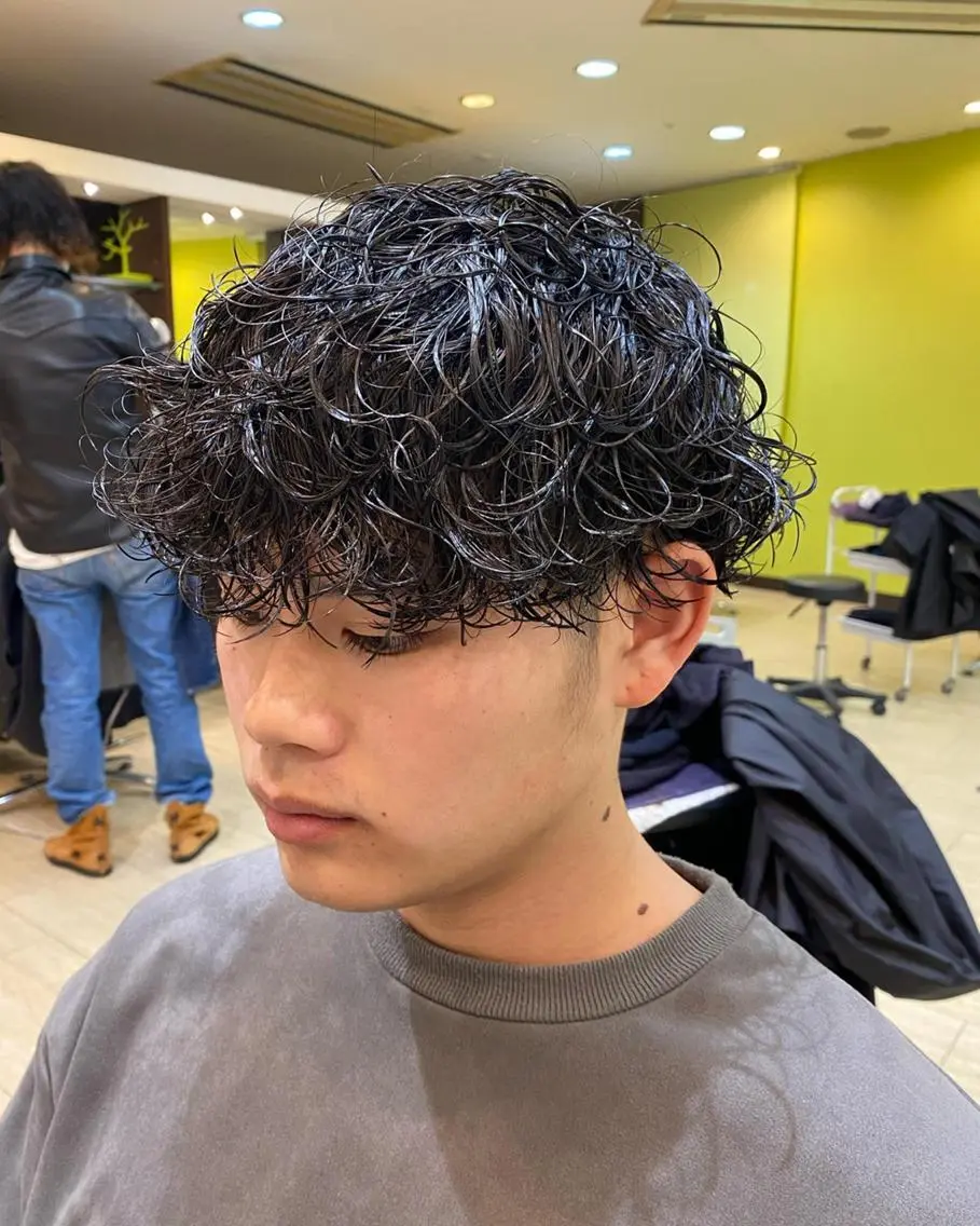ミディアム パーマ メンズ ミディアムパーマ メンズパーマ スパイラルパーマ メンズ特化 岸本 阪急六甲サロンドロイのヘアスタイル
