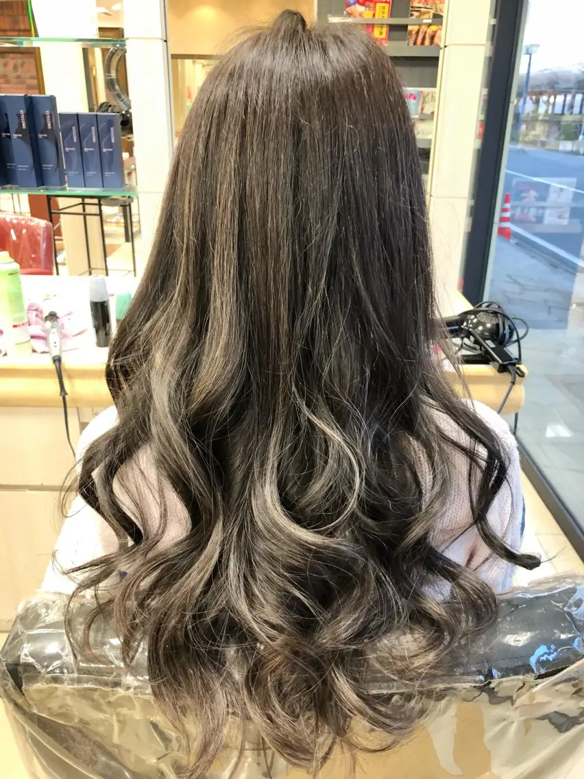 ロング カラー ダークグレー デザインカラー ハイライトカラー ハイライト ヘアカラー 千葉 好未のヘアスタイル