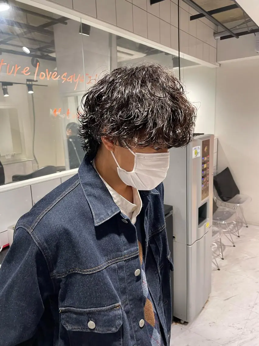ショート カラー パーマ ヘアアレンジ メンズ アイブロウ メンズブリーチ センターパート メンズハイライト メンズハイトーン マッシュウルフ カット パーマ トリートメント ヘッドスパ ヘアセット スパイキー/フェザー /波巻き/かいとのヘアスタイル
