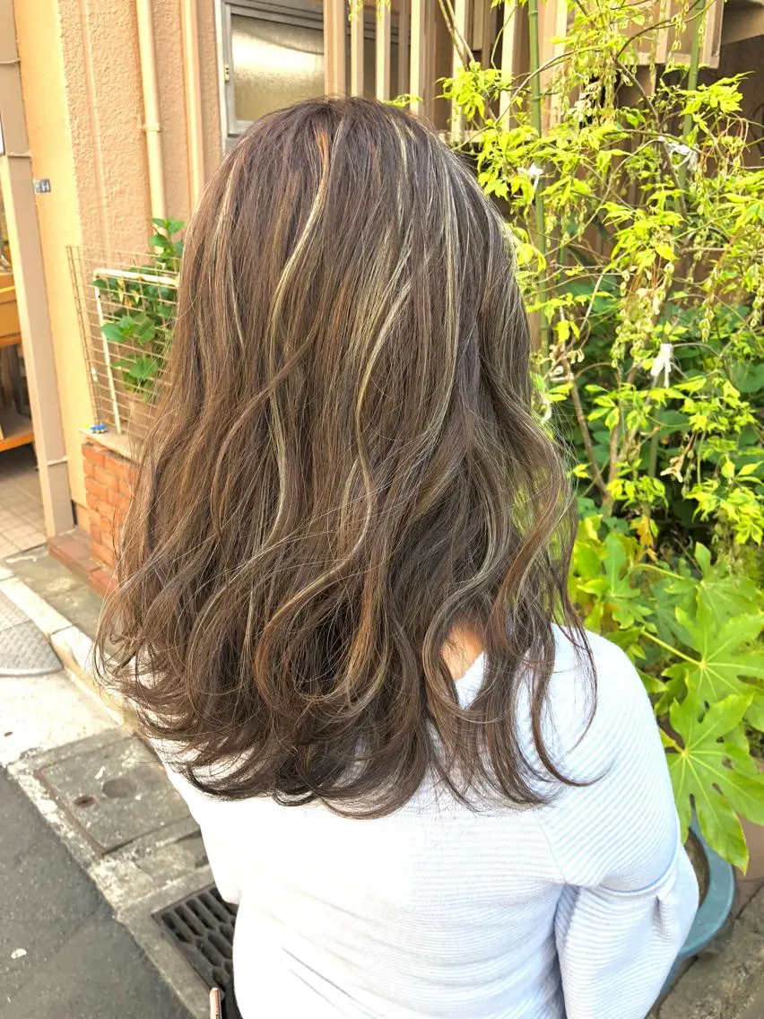 セミロング カラー グレージュ ハイライトカラー ハイライト トップスタイリスト 小澤純一のヘアスタイル