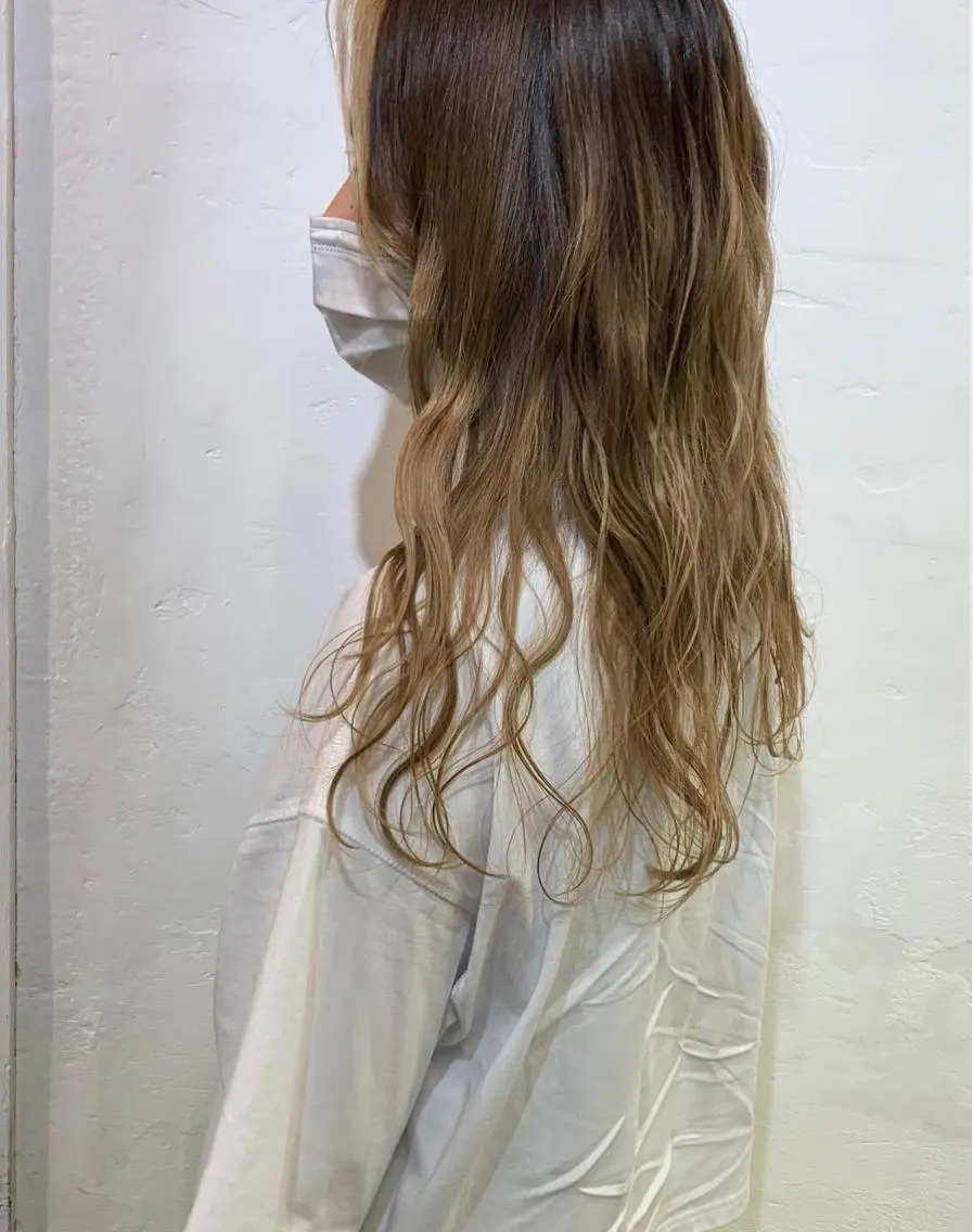 ロング カラー wakana/ 柔らかベージュカラーのヘアスタイル