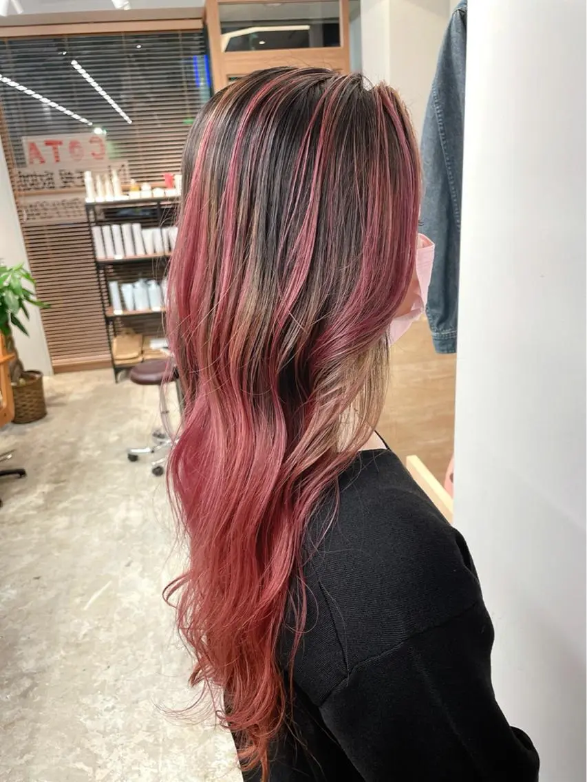 ロング SAEKI【ior 】北千住店ブリーチのヘアスタイル