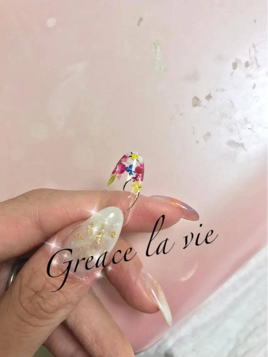 ショート カラー パーマ ネイル マツエク・マツパ フラワーネイル ネイルチップ Greace  la vieのネイルデザイン