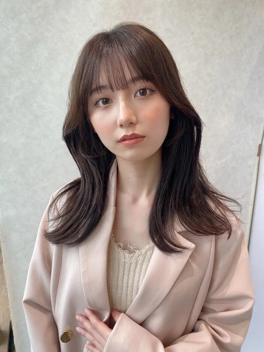 ミディアム カラー ミディアムレイヤー ベージュカラー ブラウンカラー くびれヘア 顔周りカット 顔周り/くびれヘア 韓国ヘア💕風間るなのヘアスタイル