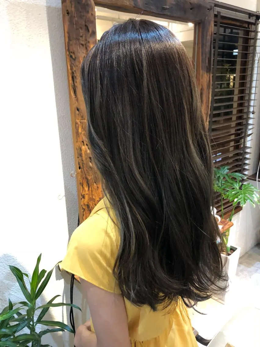 カラー kana .オリーブ /ナチュラルヘアのヘアスタイル