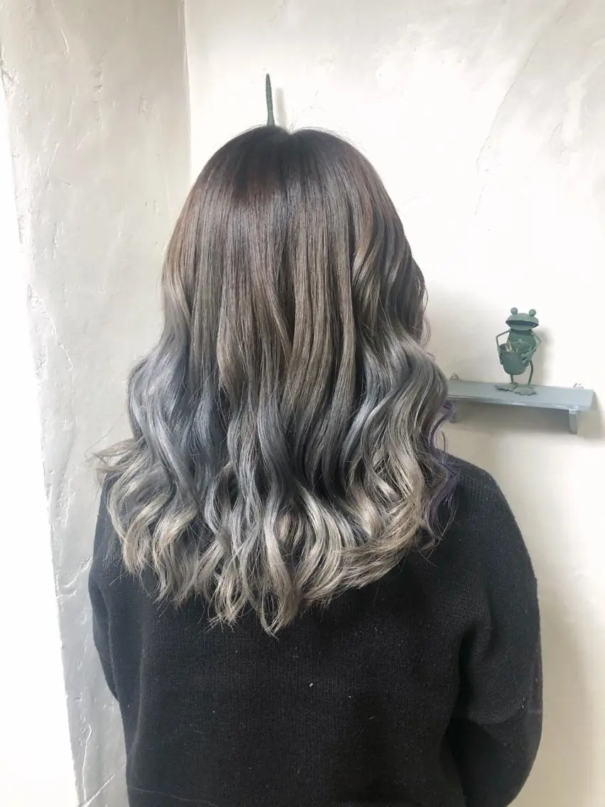 セミロング カラー パーマ ヘアアレンジ 推し活専用 【派手髪】飯野ゆかりのヘアスタイル