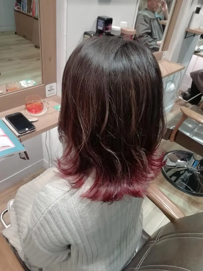 カラー ブリーチ ハイライトカラー ピンクカラー レッドカラー ヘアカラー トリートメント 堀 望美のヘアスタイル