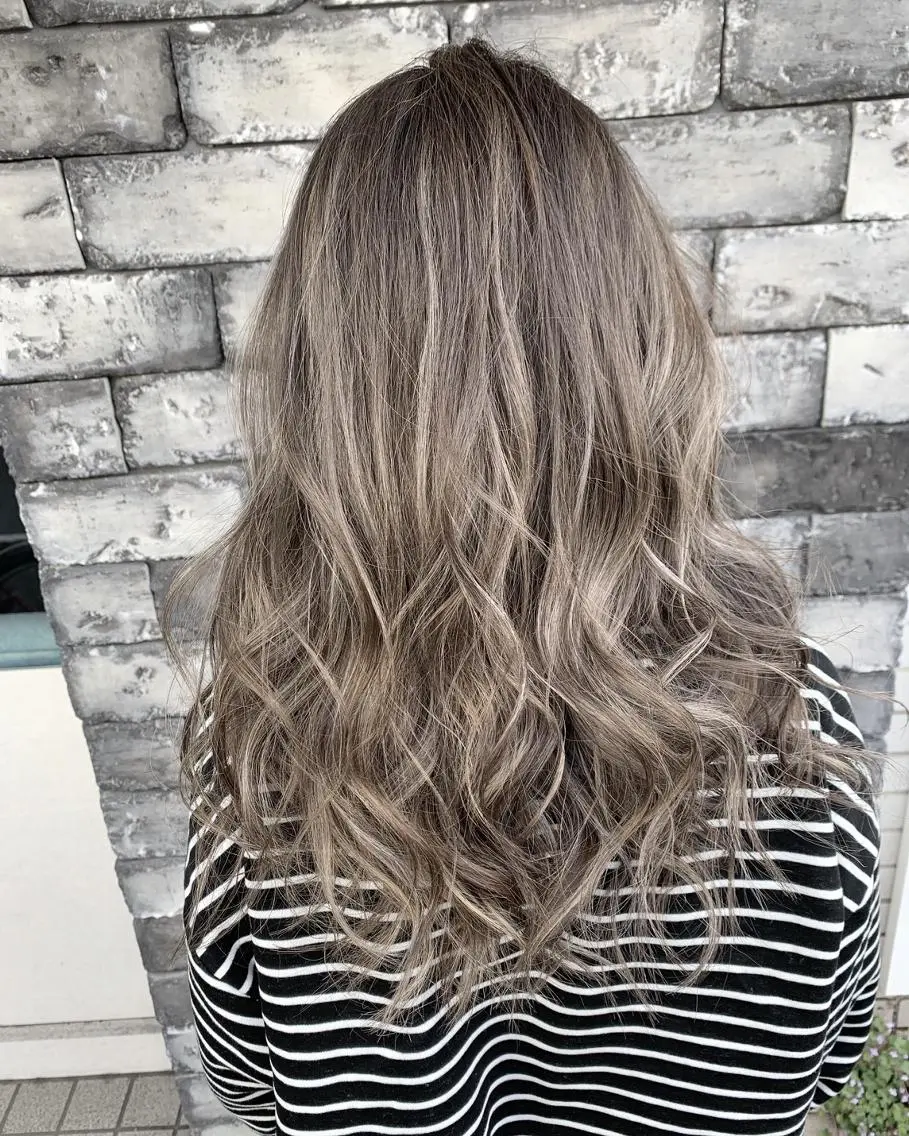 セミロング ハイライト RISE by REVOのヘアスタイル
