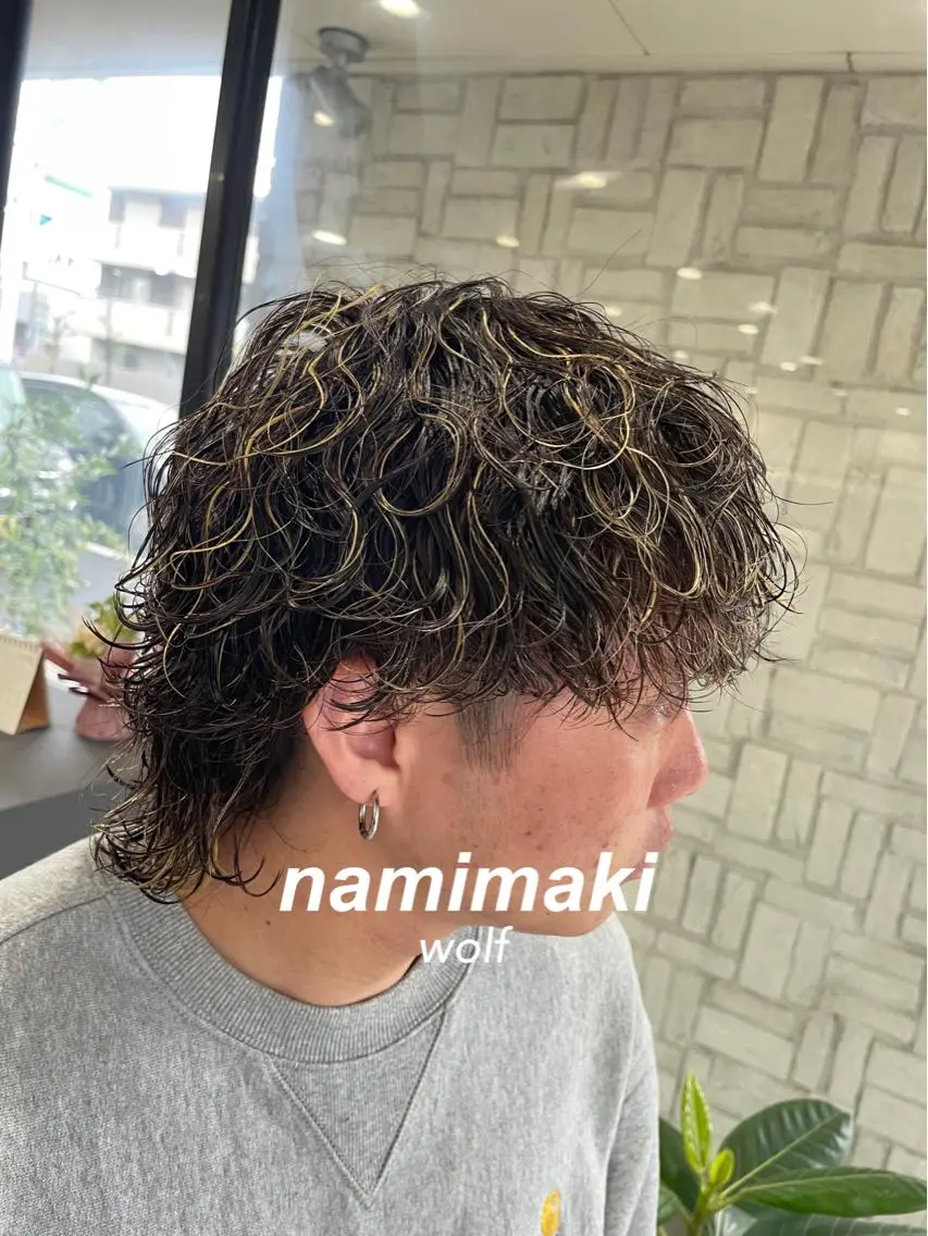 パーマ メンズ 波巻きパーマ メンズウルフカット ウルフカット アタ ムのヘアスタイル