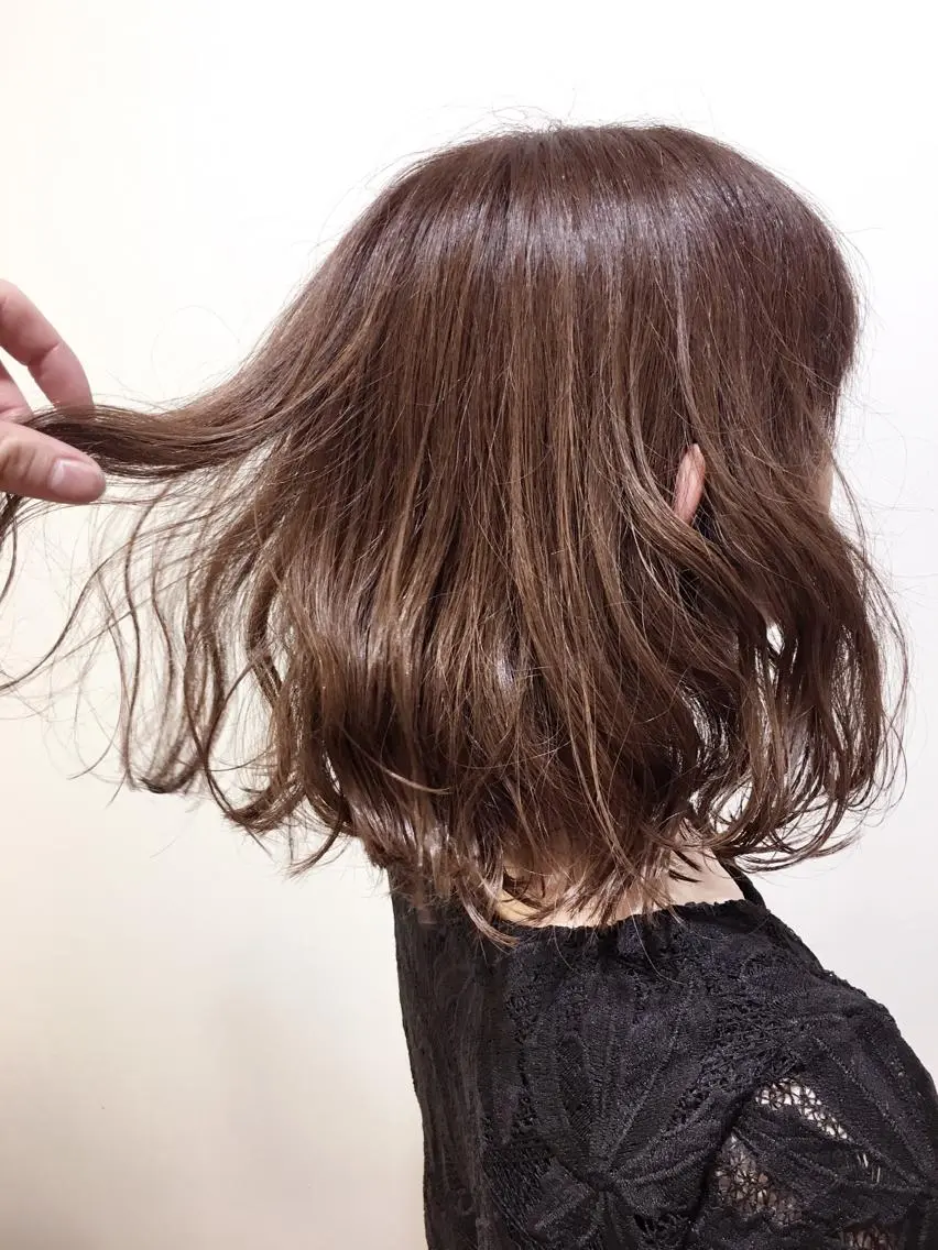ミディアム カラー ブリーチ グレージュ ブリーチなしカラー ピンクカラー 海外風レイヤーカット 👑店長　平松　由のヘアスタイル
