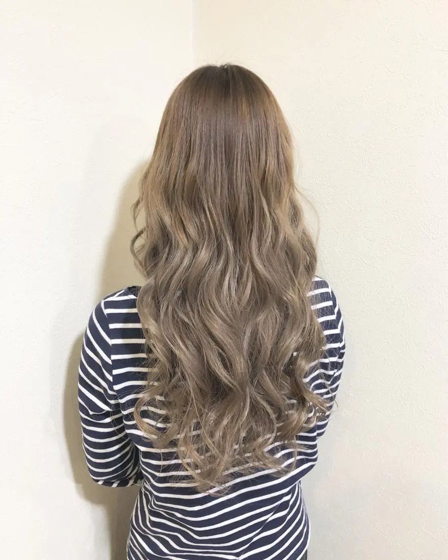 ロング ハイライト ヤマグチ ヒカルのヘアスタイル