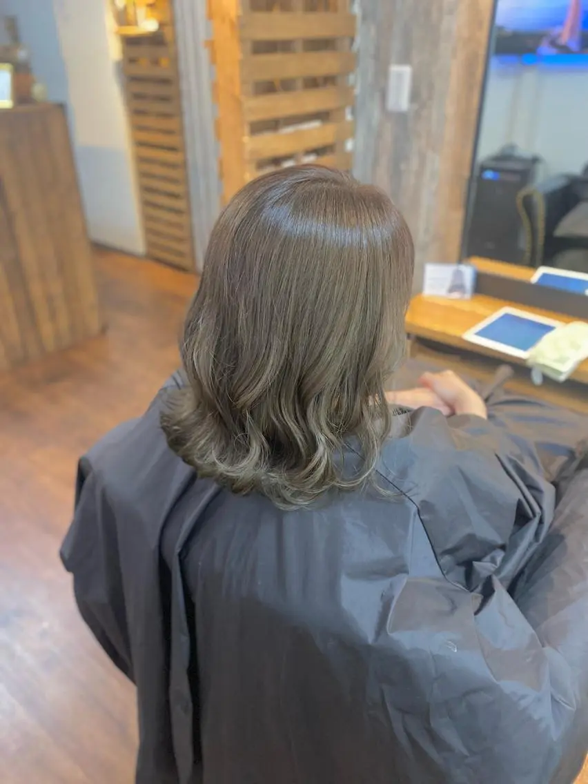 ミディアム カラー ベージュカラー オリーブベージュ カット ヘアカラー トリートメント Luzir⭐︎ GEN⭐︎のヘアスタイル