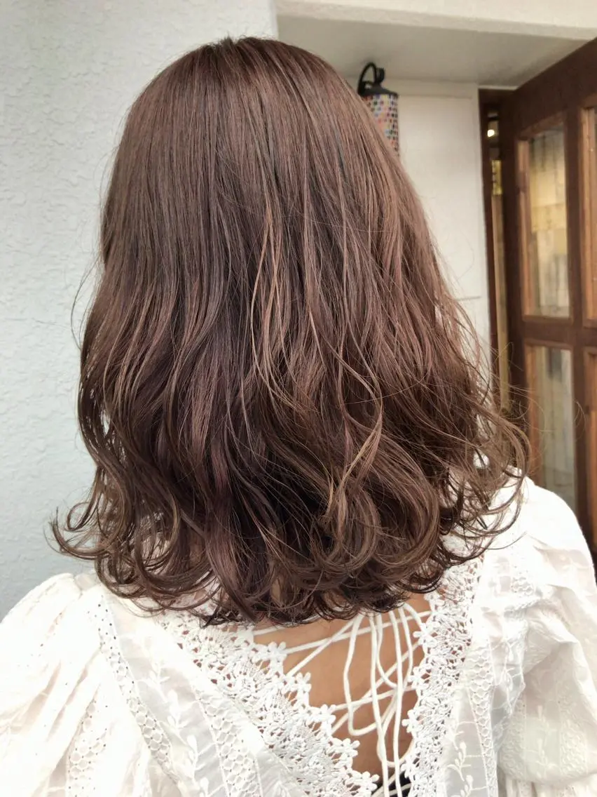 ミディアム カラー グレージュ ラベンダーカラー ラベンダーグレージュ ラベンダーグレー レイヤーカット匠 イソザキノリユキのヘアスタイル