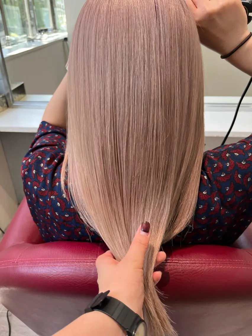 ロング カラー ブリーチ ピンクカラー ホワイトピンク トリートメント Merlyosaka 早川未来のヘアスタイル