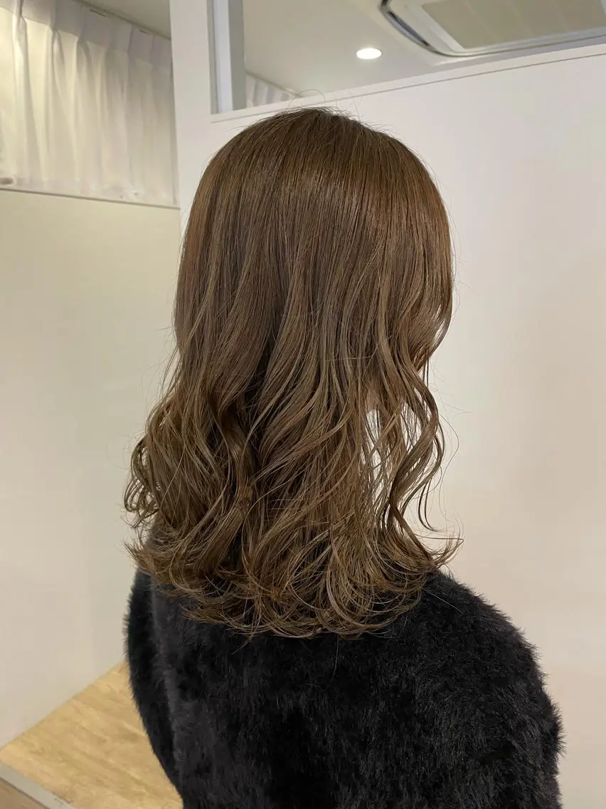 カラー ベージュカラー オリーブベージュ カット ヘアカラー 大迫 江梨のヘアスタイル
