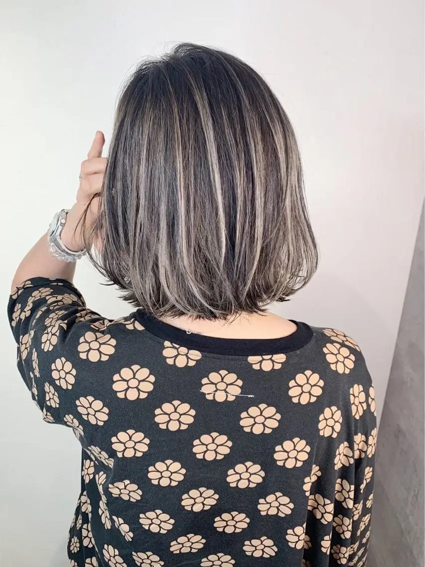 セミロング カラー _WHITE 高槻のヘアスタイル