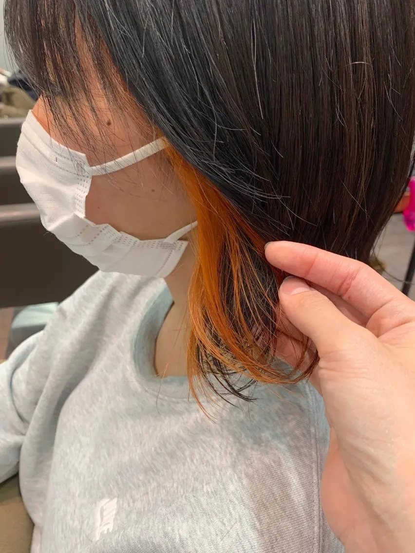 ショート カラー ヘアアレンジ イヤリングカラー インナーカラー オレンジ サナ🌱 切りっぱなしボブのヘアスタイル