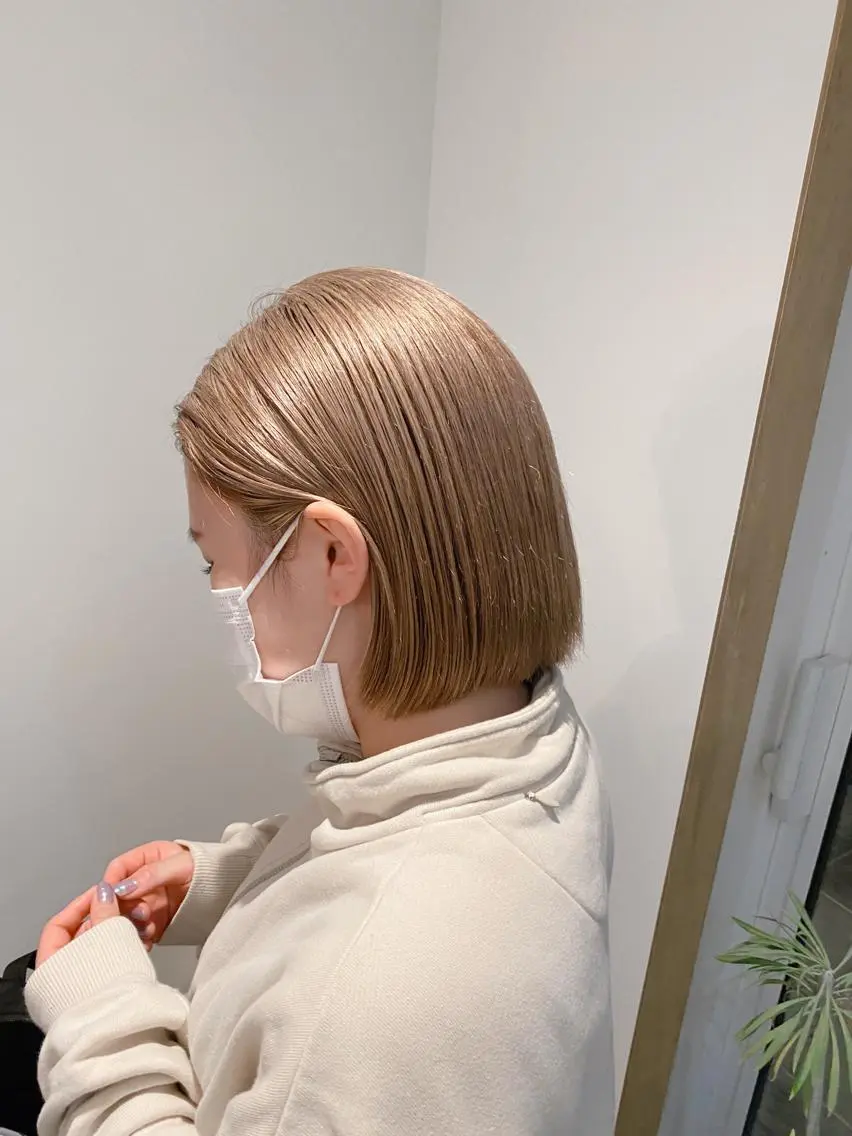 ショート カラー ベージュカラー ブリーチ ハイトーンカラー 美髪ストレート 川本雄己のヘアスタイル