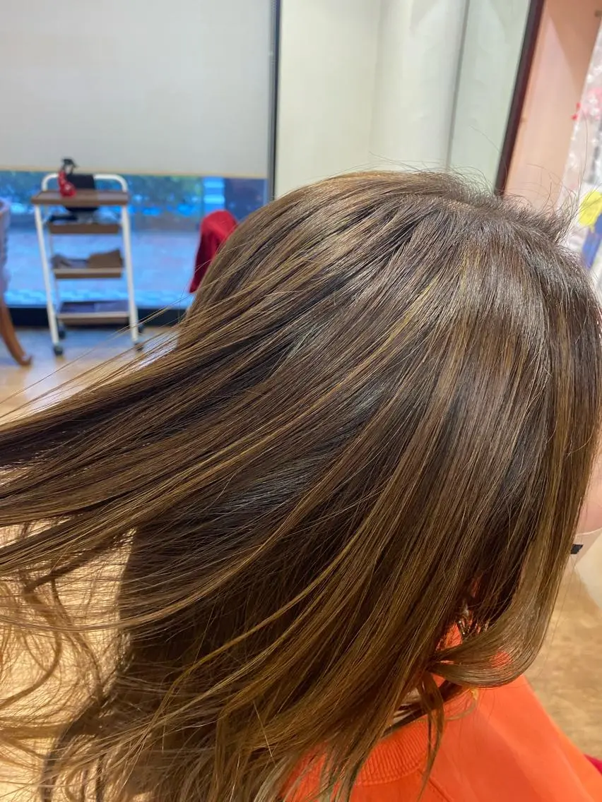 ロング カラー 透明感カラー ハイライトカラー ハイライト サプリームヘア 飯田みち瑠のヘアスタイル