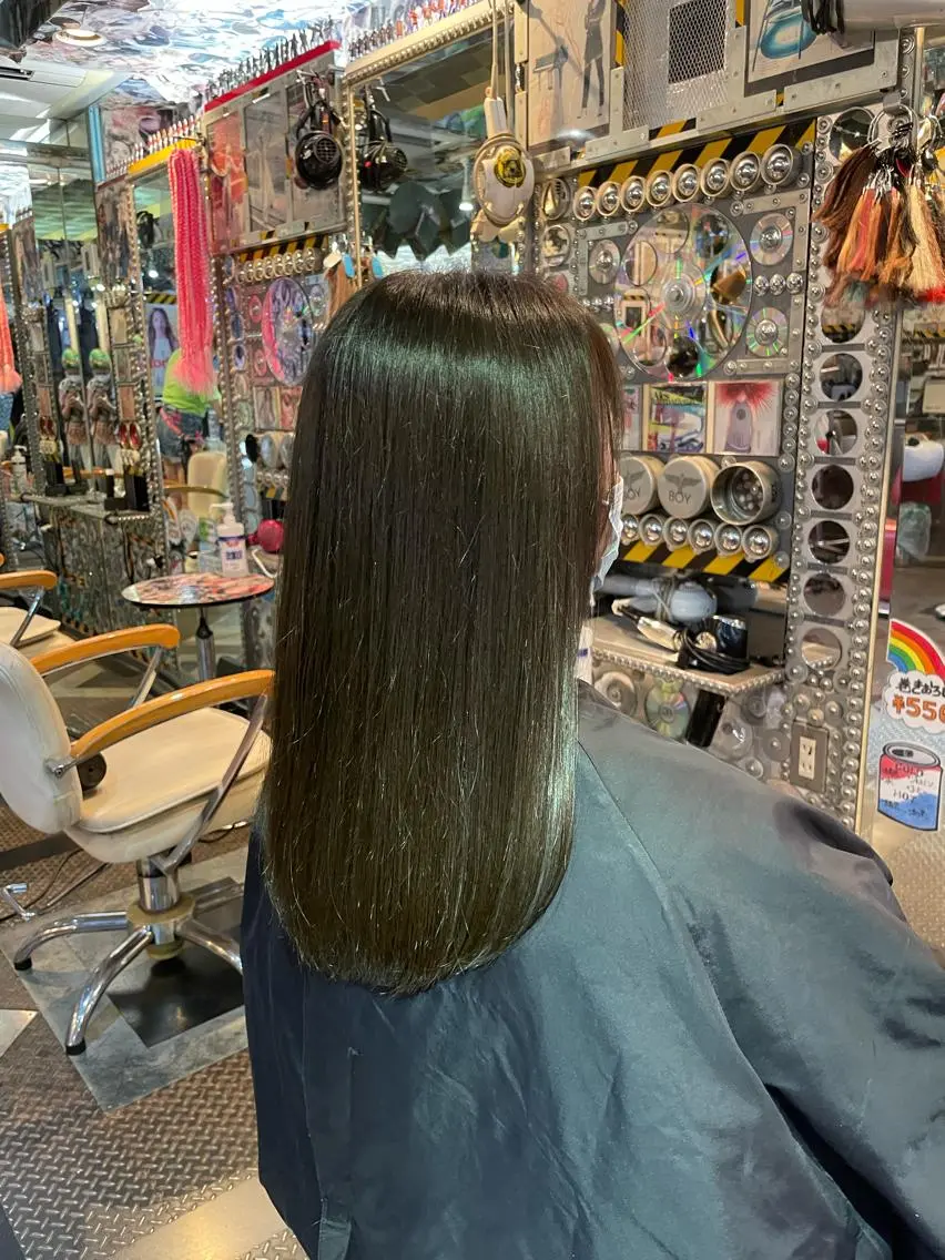セミロング カラー グレージュ オリーブグレージュ オリーブグレー ♮やっしー♮ 🌈派手髪🌈のヘアスタイル