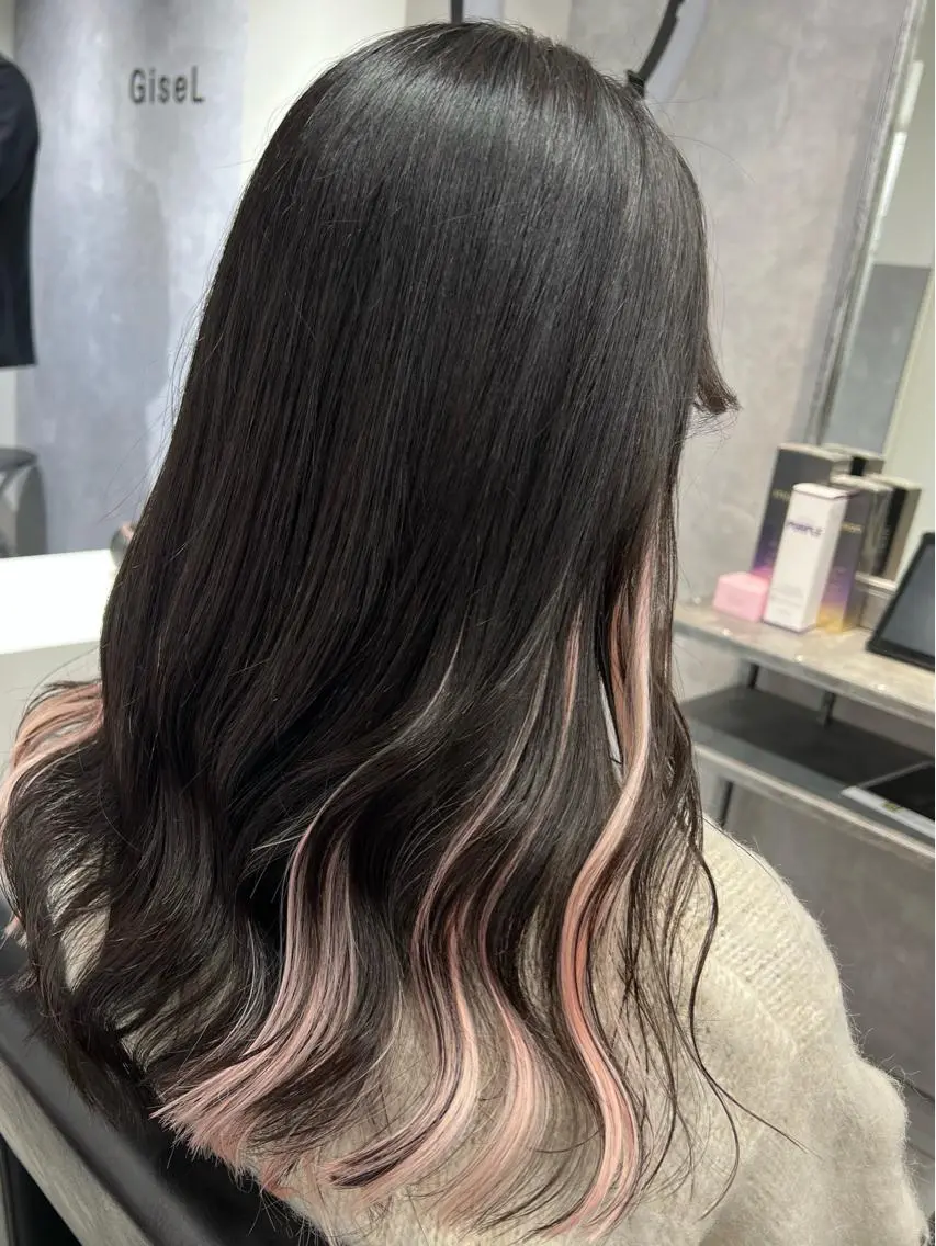ロング カラー ヘアアレンジ ベージュカラー ブリーチ ダブルカラー ミルクティーベージュ ヨシンモリ hiiko顔まわり カットのヘアスタイル