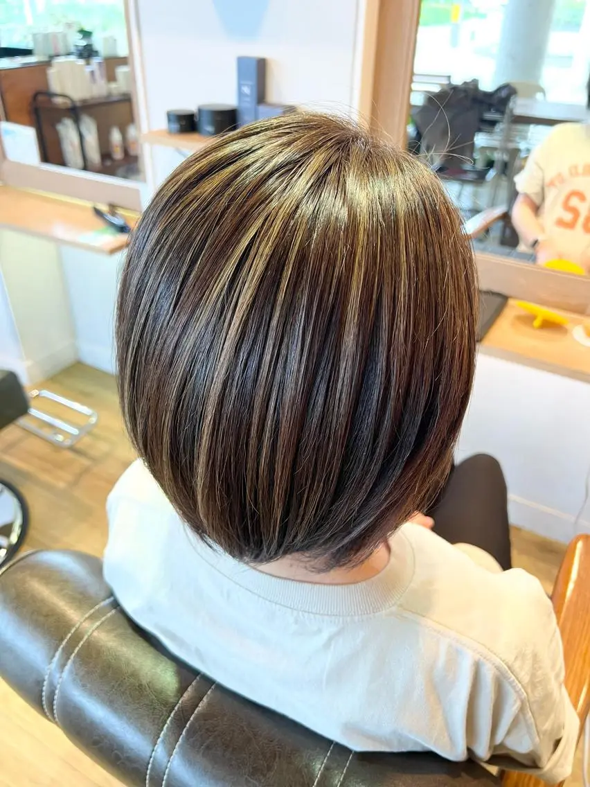 ショート カラー アッシュ ベージュカラー ハイライトカラー ハイライト ヘアカラー トリートメント 堀 望美のヘアスタイル