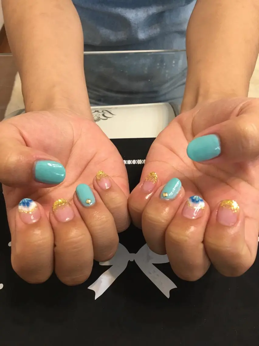 ネイル ブルー ゴールド グラデーション ラメ(グリッター) ラメグラデーション ハンドネイル 🌈KANÅKO 🌈のネイルデザイン