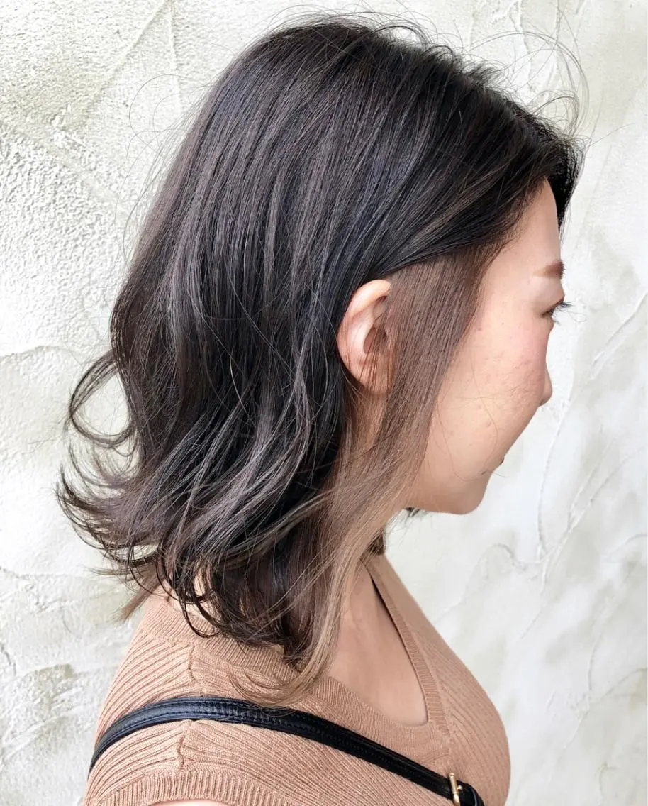ミディアム カラー アッシュ ベージュカラー ダークアッシュ インナーカラー ミルクティーベージュ 岩田 萌那のヘアスタイル