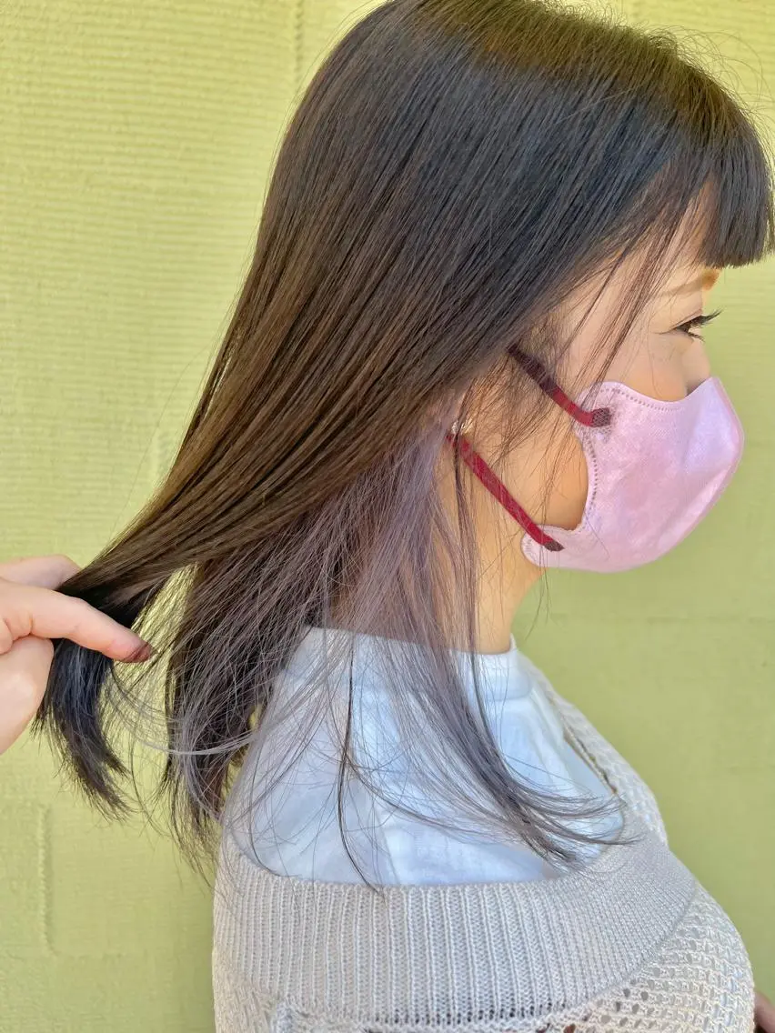 セミロング カラー アッシュ イヤリングカラー ラベンダーカラー ラベンダーアッシュ 黒崎 美乃里のヘアスタイル