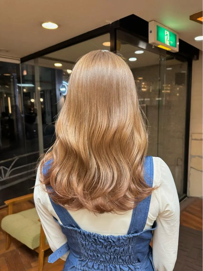 セミロング カラー ベージュカラー ブリーチ ブロンド ブロンドベージュ ヘアカラー トリートメント 矢野 晃平のヘアスタイル