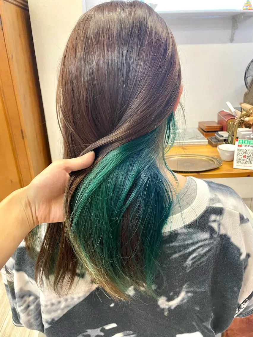 ミディアム カラー インナーカラー 推し ブリーチ 髪質改善のヘアスタイル