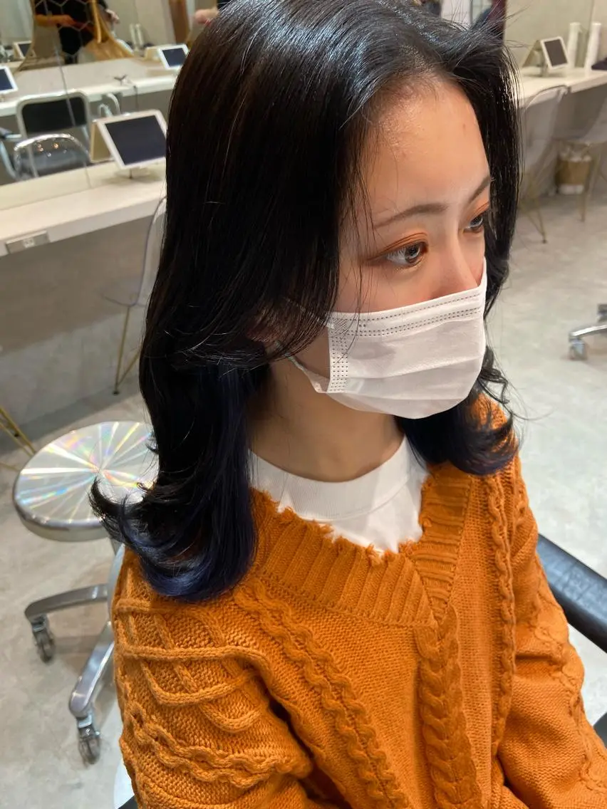 セミロング カラー ブリーチ ブルーカラー デザインカラー インナーカラー くびれヘア 新宿/韓国ヘア 中明度カラー/かやのヘアスタイル