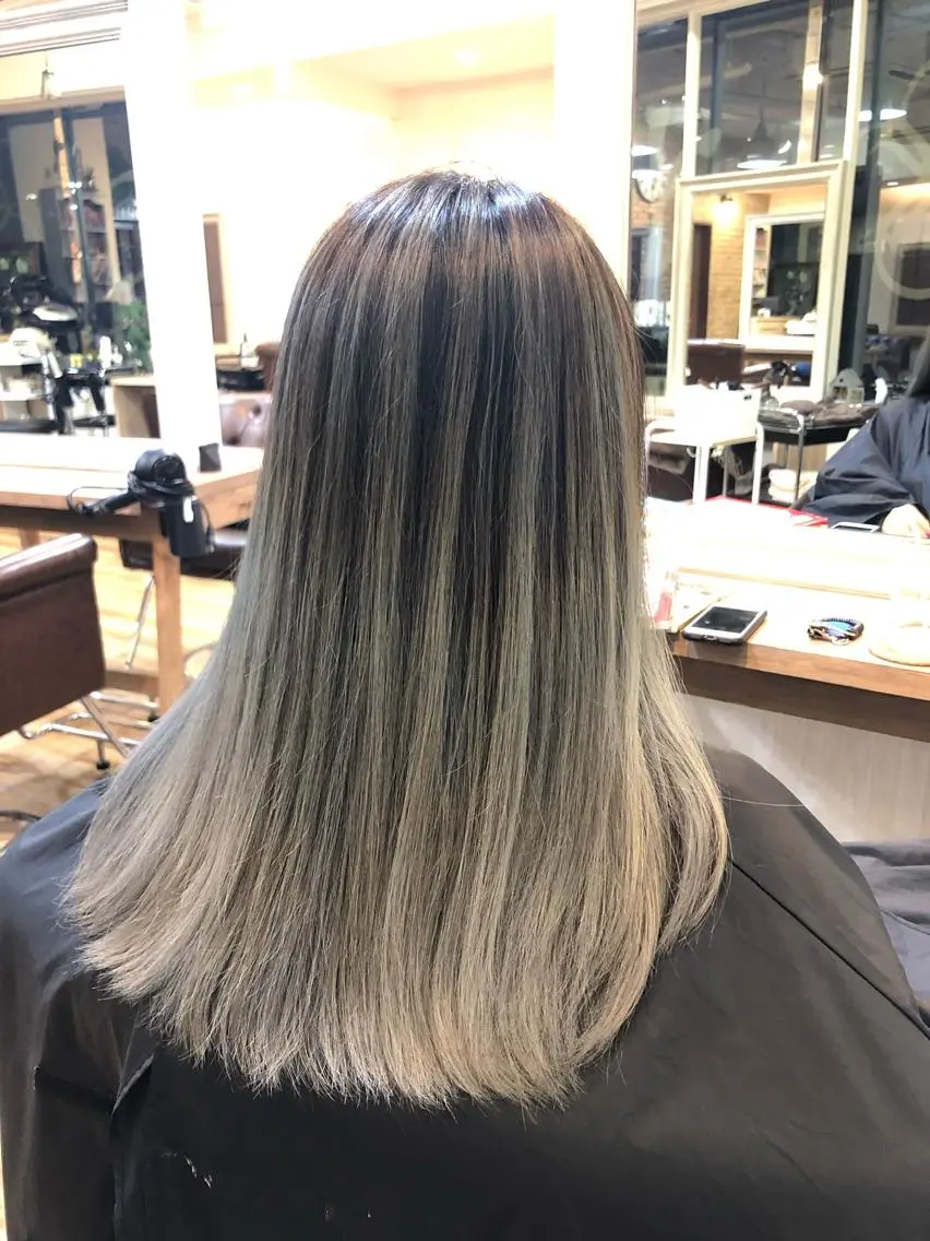 セミロング カラー 服部 樹季のヘアスタイル