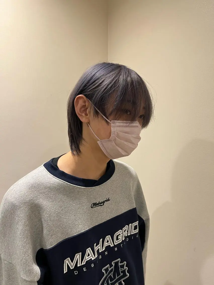 カラー シルバー オカベ ショウマのヘアスタイル