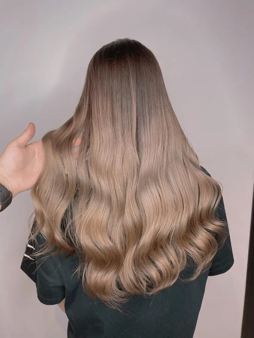 ロング カラー ベージュカラー ブリーチ グラデーションカラー ミルクティーベージュ カット ヘアカラー エクステ/ハイトーン レイヤーHIROのヘアスタイル
