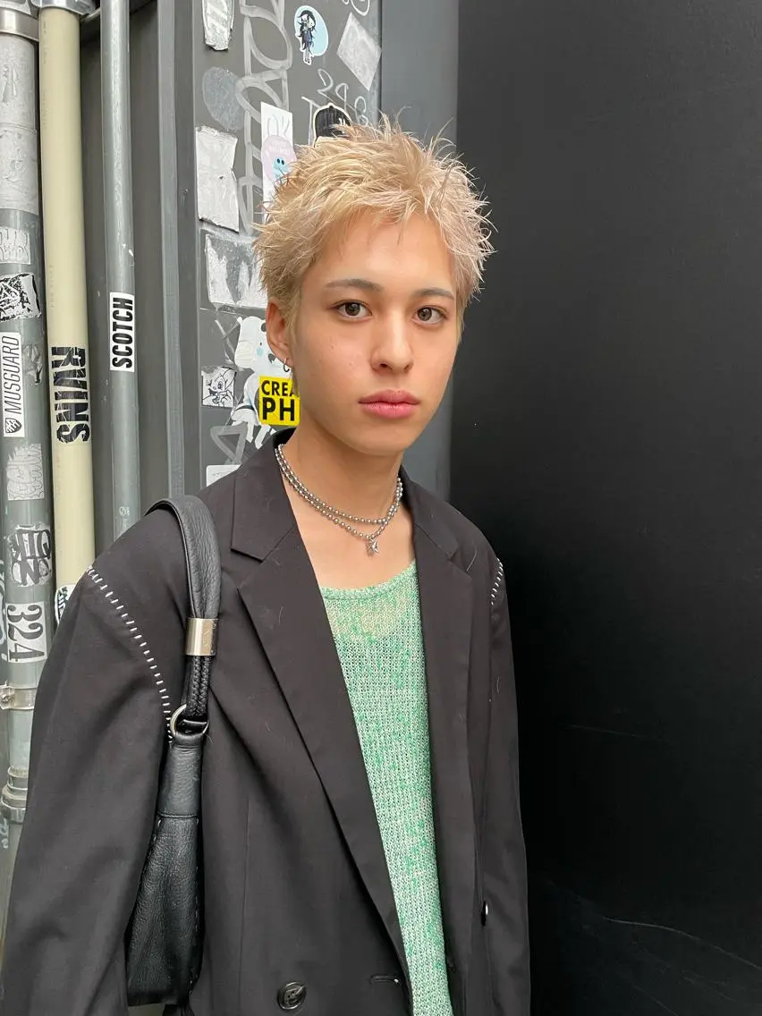 ショート カラー メンズ メンズバレイヤージュ メンズブリーチ センターパート フェードカット メンズハイライト カット ヘアカラー トリートメント スパイラルパーマ 🌐hina⭐️のヘアスタイル
