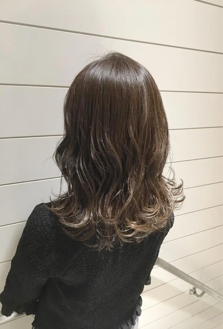 セミロング カラー グラデーションカラー グレージュ 🍊新宿南口🍊 ERINAのヘアスタイル
