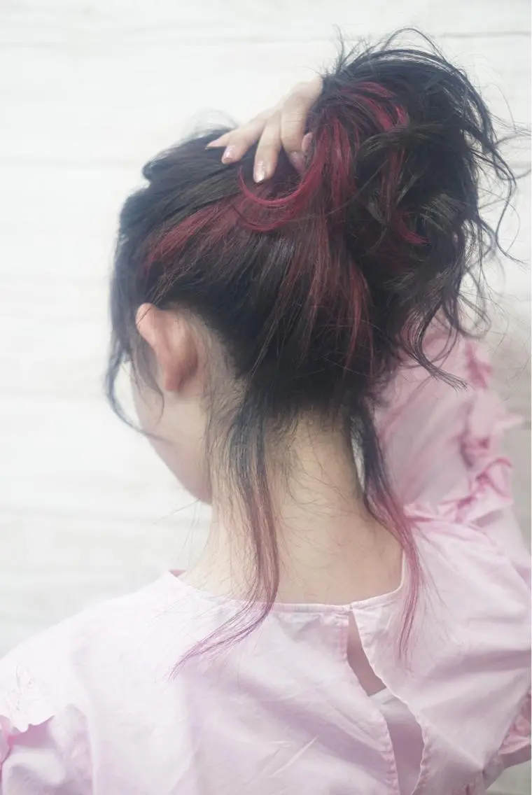 セミロング カラー ヘアアレンジ 黒髪 グラデーションカラー インナーカラー レッドカラー エクステ 枝毛カット＆髪質改善 満足NO.1岡しゃんのヘアスタイル