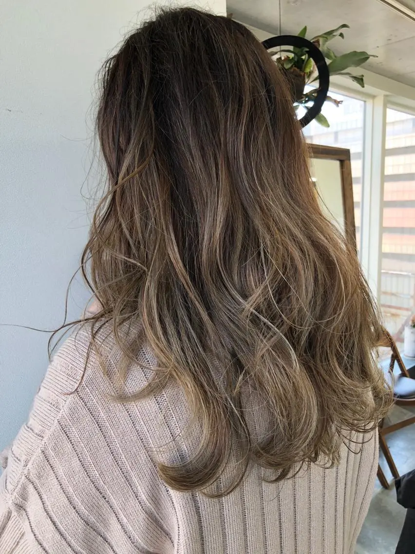 ロング ハイライト ヘアカラー トリートメント 小澤大輔 YOLO hairのヘアスタイル