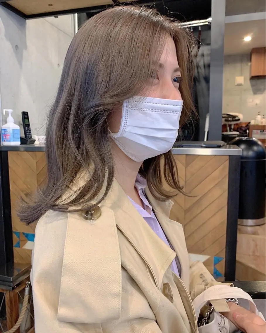 ミディアム カラー アッシュ 透明感カラー グレージュ 柔らかブラウン/顔周 りレイヤー♡ユウシのヘアスタイル