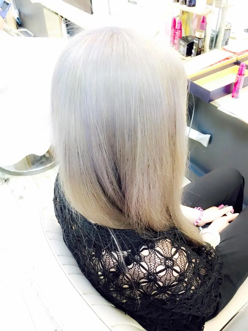 ロング カラー アッシュ ブリーチ シルバー シルバーアッシュ ブロンド/艶カラー/ レイヤー/MIKUのヘアスタイル