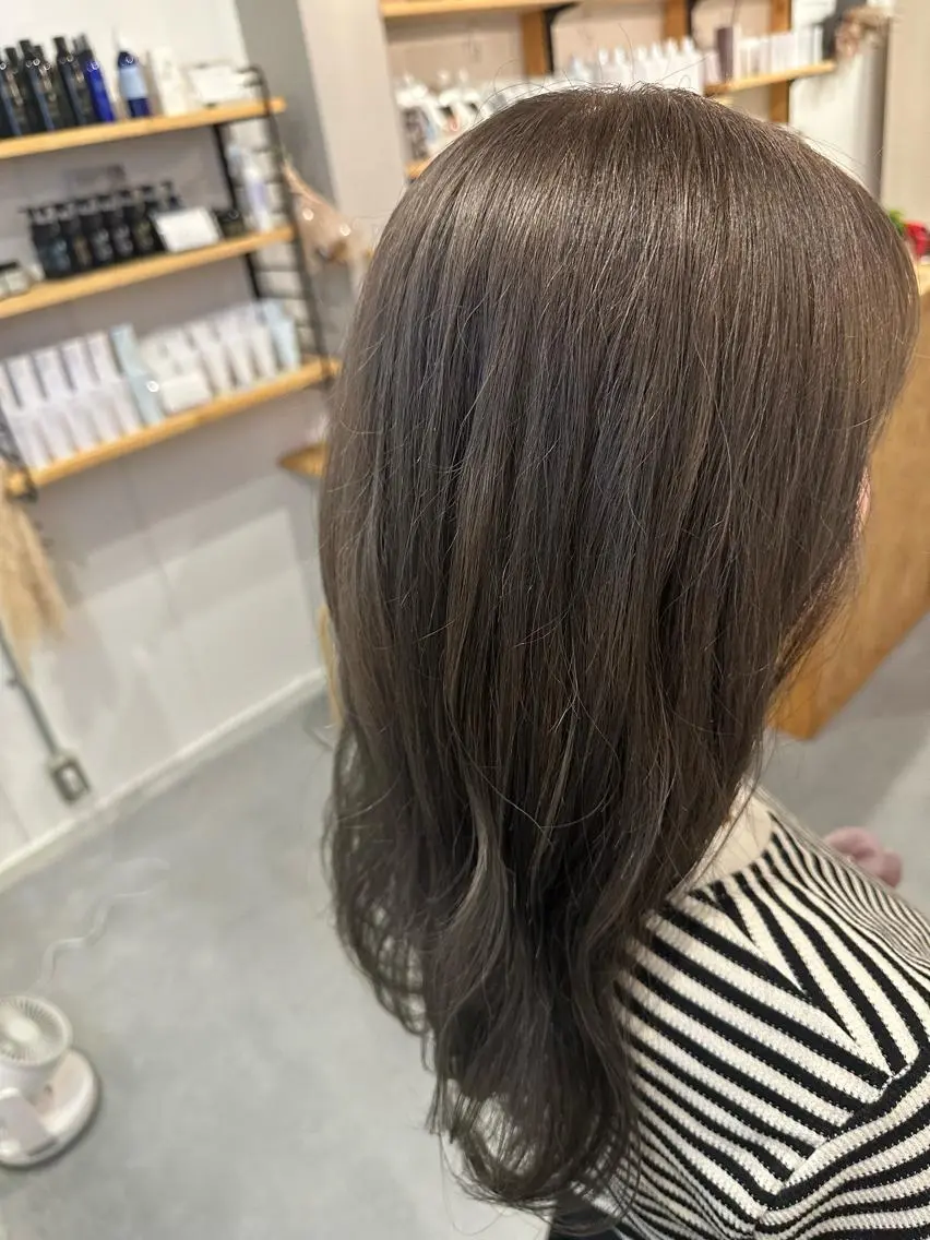 ロング カラー ブリーチ グレージュ ヘアカラー 松本 莉央のヘアスタイル