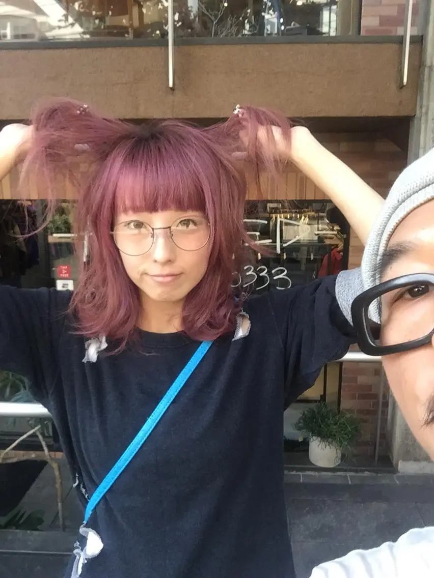 セミロング カラー ブリーチ ピンクカラー バイオレットカラー ニシムラ コウイチのヘアスタイル