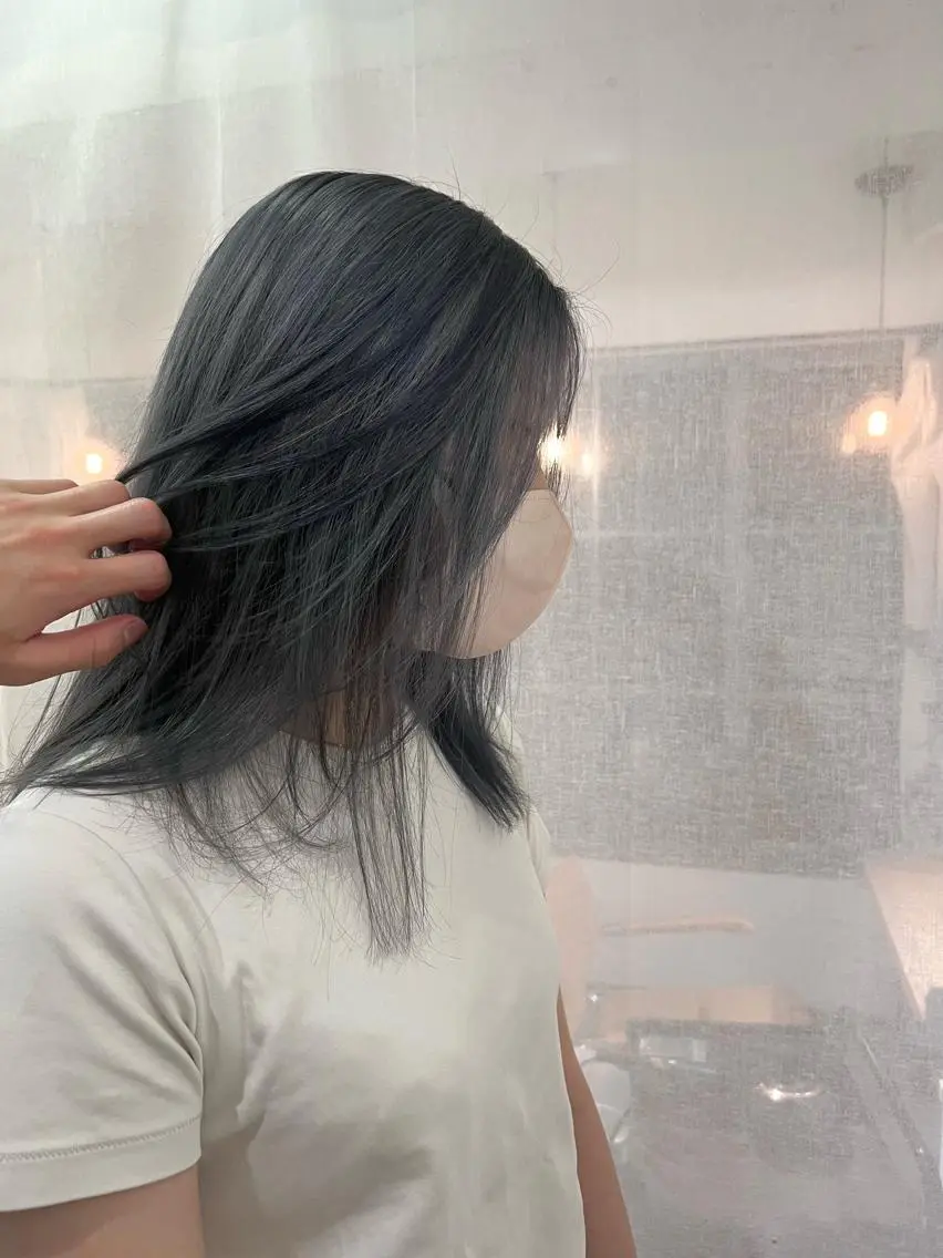 ミディアム アッシュ アッシュグレー 似合わせレイヤー ＆縮毛矯正のヘアスタイル
