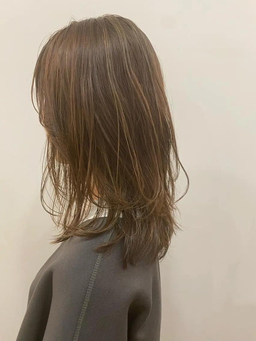 セミロング ハイライト レイヤーカット Sea by LUVISM アヤノのヘアスタイル