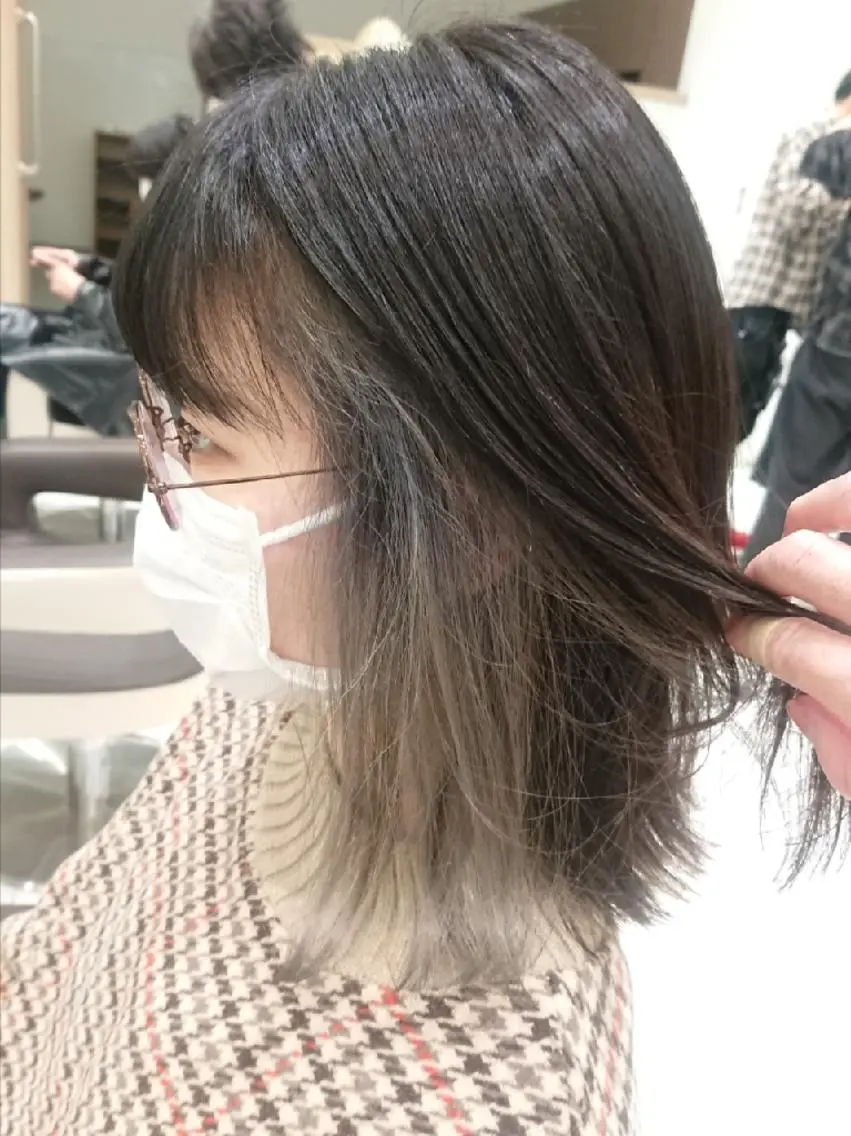 ミディアム カラー ブリーチ ケアブリーチ インナーカラー シルバー ホワイトシルバー あらげ 🌈推しカラー🌈ᵕのヘアスタイル